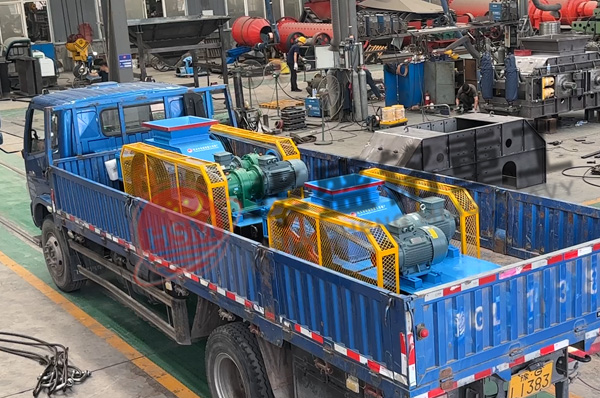 两台小型齿辊破装车发货